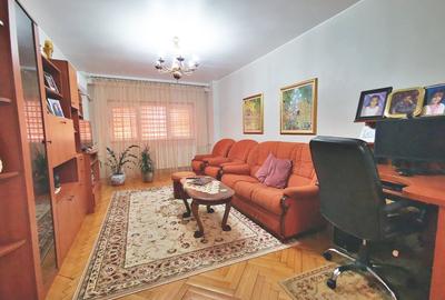 Apartament cu 4 camere decomandat în Libertății