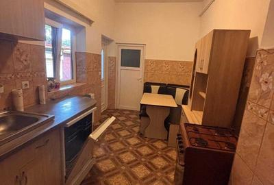 Apartament cu 3 camere semidecomandat în Florilor