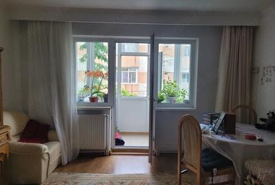 Apartament cu 3 camere semidecomandat în Banat