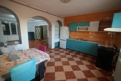Apartament cu 3 camere decomandat în Berceni