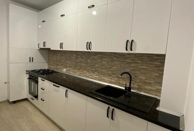 Apartament cu 3 camere decomandat în Păcii