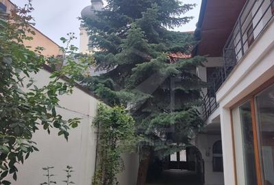 Apartament cu 4 camere decomandat, mobilat în Central
