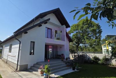 Casă individuală cu 4 camere cu Canalizare în Central