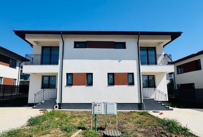 Casă cu 3 camere cu Canalizare în Est