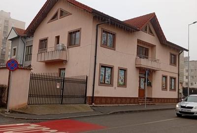 Casă cu 4 camere în 9 Mai