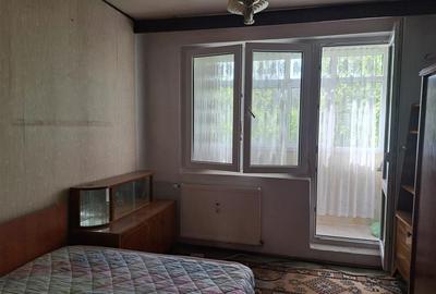 Apartament cu 3 camere semidecomandat în Berceni