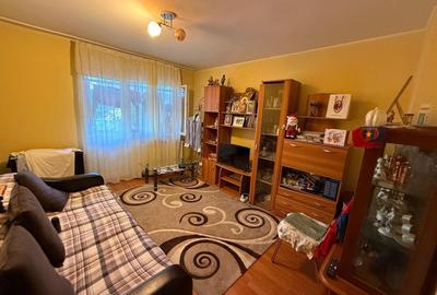 Apartament cu 3 camere decomandat în Milcov