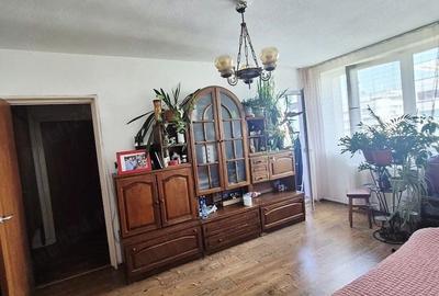 Apartament cu 3 camere semidecomandat în Titan