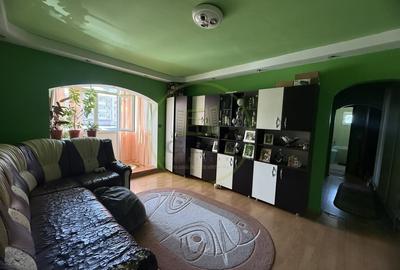Apartament cu 3 camere semidecomandat, mobilat în Craiovița Nouă