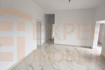 Casă cu 4 camere cu Teren 398 Mp în Central