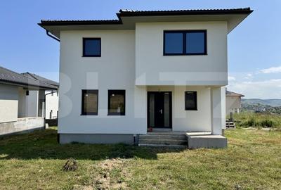 Casă individuală cu 4 camere cu Canalizare în Corunca