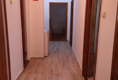 Apartament cu 3 camere decomandat în Școlilor