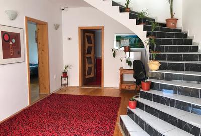 Casă individuală cu 5 camere cu Teren 350 Mp în Central
