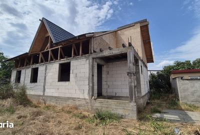 Casă cu 4 camere cu Teren 976 Mp în Lumina