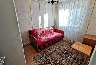 Apartament cu 3 camere decomandat în Exterior Vest