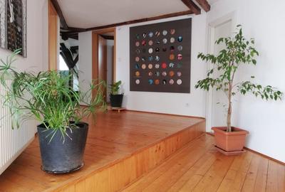 Apartament cu 4 camere decomandat în Central - 1