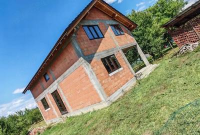 Casă cu Teren 1200 Mp în Margina