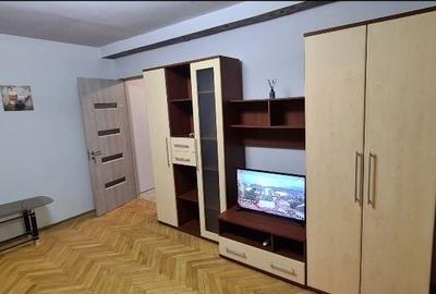 Apartament cu 2 camere semidecomandat în Craiovița Nouă