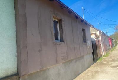Casă cu 3 camere cu Teren 1500 Mp în Central