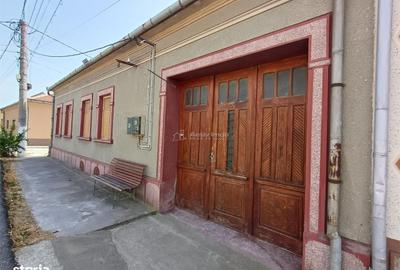 Casă cu 4 camere în Moldova Veche