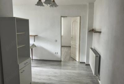 Garsonieră decomandată în Precista