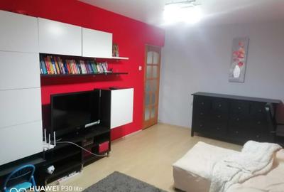 Apartament cu 3 camere decomandat în Roșu
