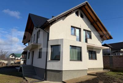 Casă individuală cu 5 camere cu Canalizare în Periferie