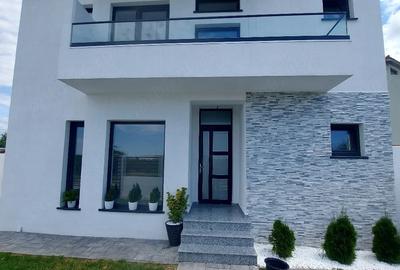 Casă cu Teren 301 Mp în Est