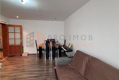 Apartament cu 3 camere decomandat, mobilat în Micro 3