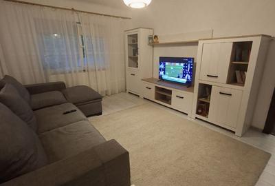 Apartament cu 3 camere decomandat în Rovine