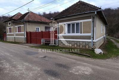 Casă individuală cu 6 camere cu Canalizare în Sitani