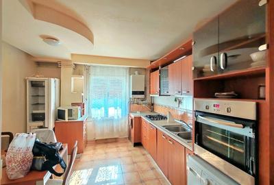 Apartament cu 3 camere semidecomandat în Est