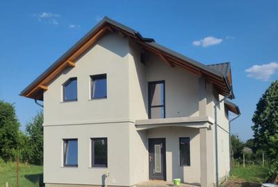 Casă cu 4 camere cu Teren 443 Mp în Holboca