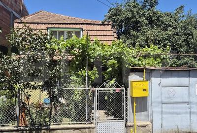 Casă individuală cu 8 camere cu Canalizare în Dorobanților