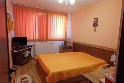 Apartament cu 3 camere decomandat în Micro 6