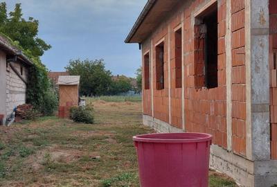 Casă cu 3 camere decomandat în Central