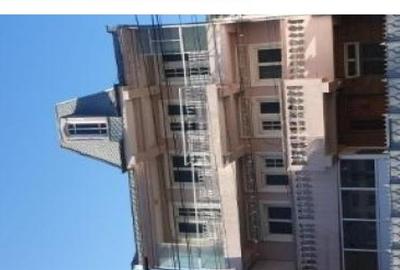 Casă cu 7 camere cu Canalizare în Central