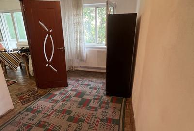Apartament cu 2 camere semidecomandat în Craiovița Nouă