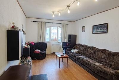 Apartament cu 3 camere decomandat în Tractorul