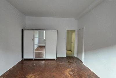 Apartament cu 3 camere decomandat în Calea Victoriei
