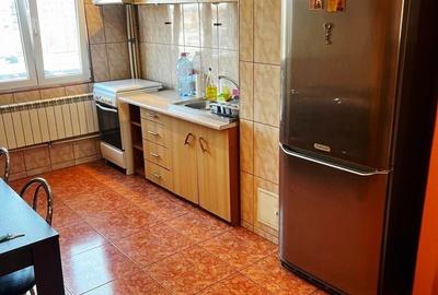 Apartament cu 3 camere decomandat în Păcii