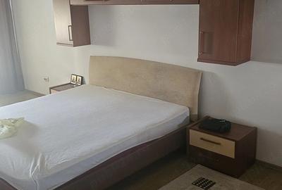 Apartament cu 3 camere decomandat în 1 Decembrie