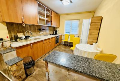 Apartament cu 3 camere decomandat, mobilat în Uverturii