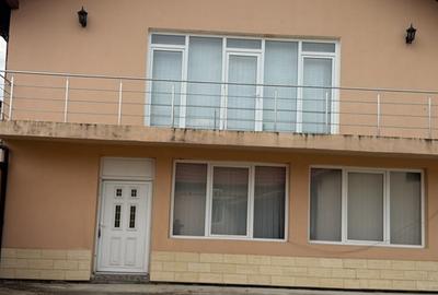Casă cu 4 camere în Exterior Vest