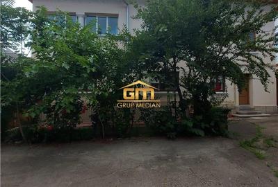 Casă cu 5 camere cu Canalizare în Central