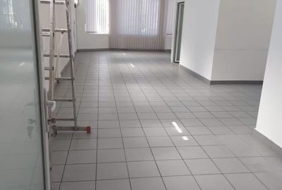 Spațiu comercial, de 100 mp, în Central - 4