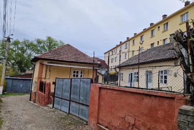 Casă cu 2 camere cu Teren 327 Mp în Central