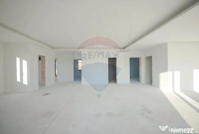 Casă cu 7 camere cu Teren 700 Mp în Central