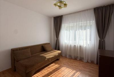 Apartament cu 3 camere, mobilat în Tei