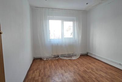 Apartament cu 3 camere decomandat în Micro 6 - 11